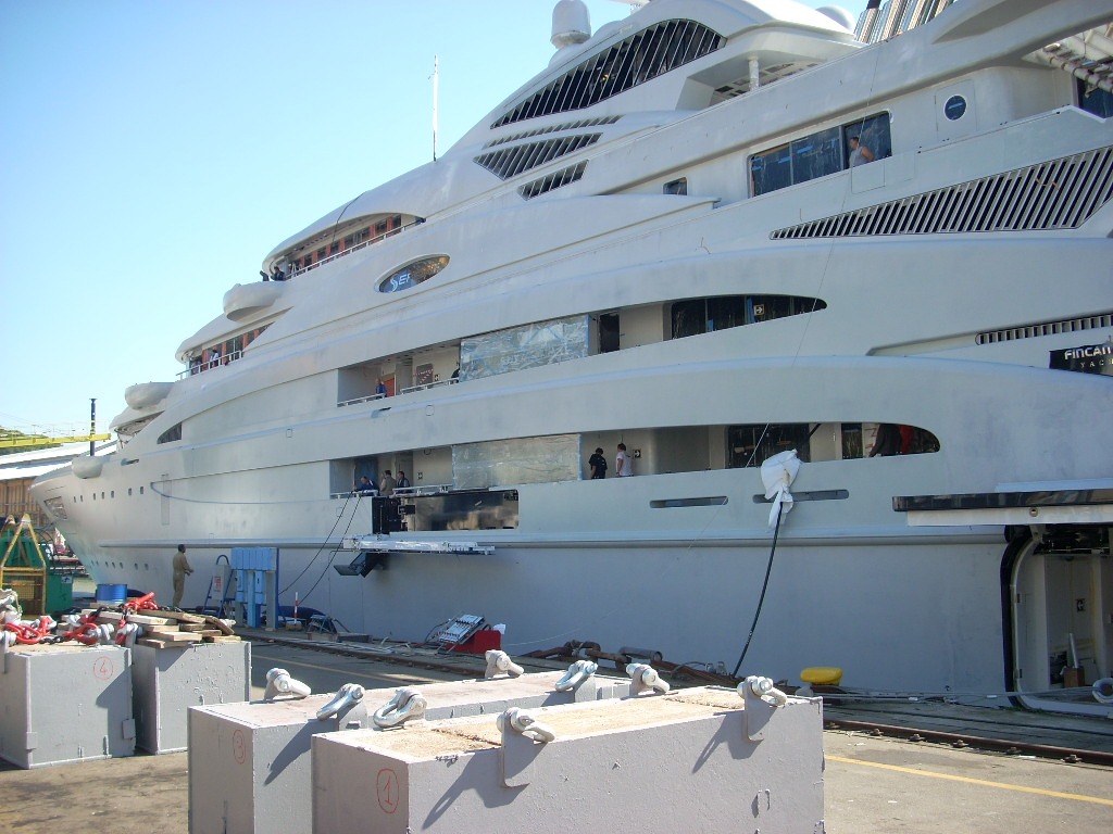 Riqualificazione in opera di vetrate e pavimenti di yacht, mega yacht e imbarcazioni in genere.